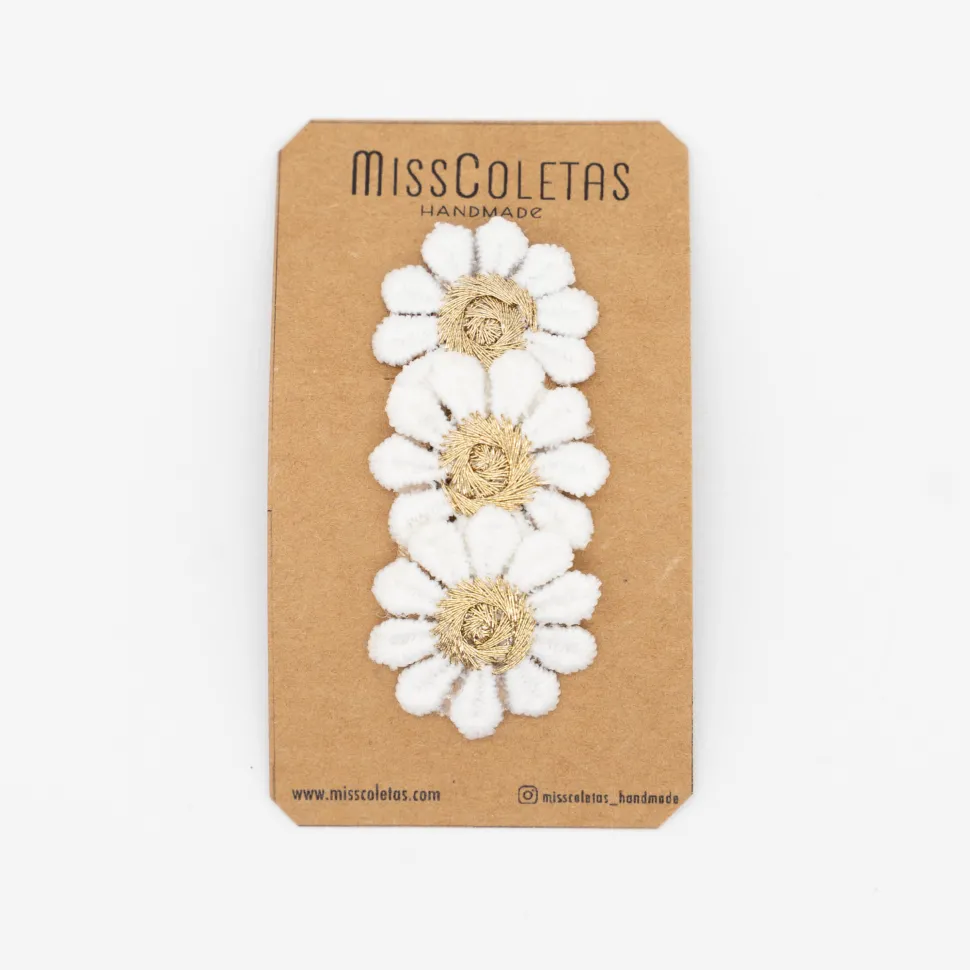 Clip de flores bordadas