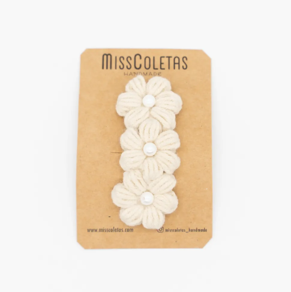 Clip flores beige crochet perlas