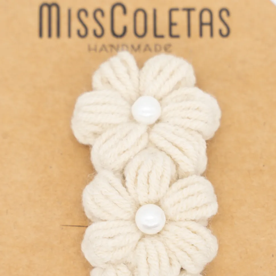 Clip flores beige crochet perlas