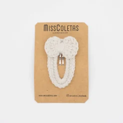 Clip forrado con lazo crochet beige piedra