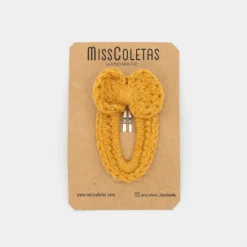 Clip forrado con lazo crochet amarillo ocre