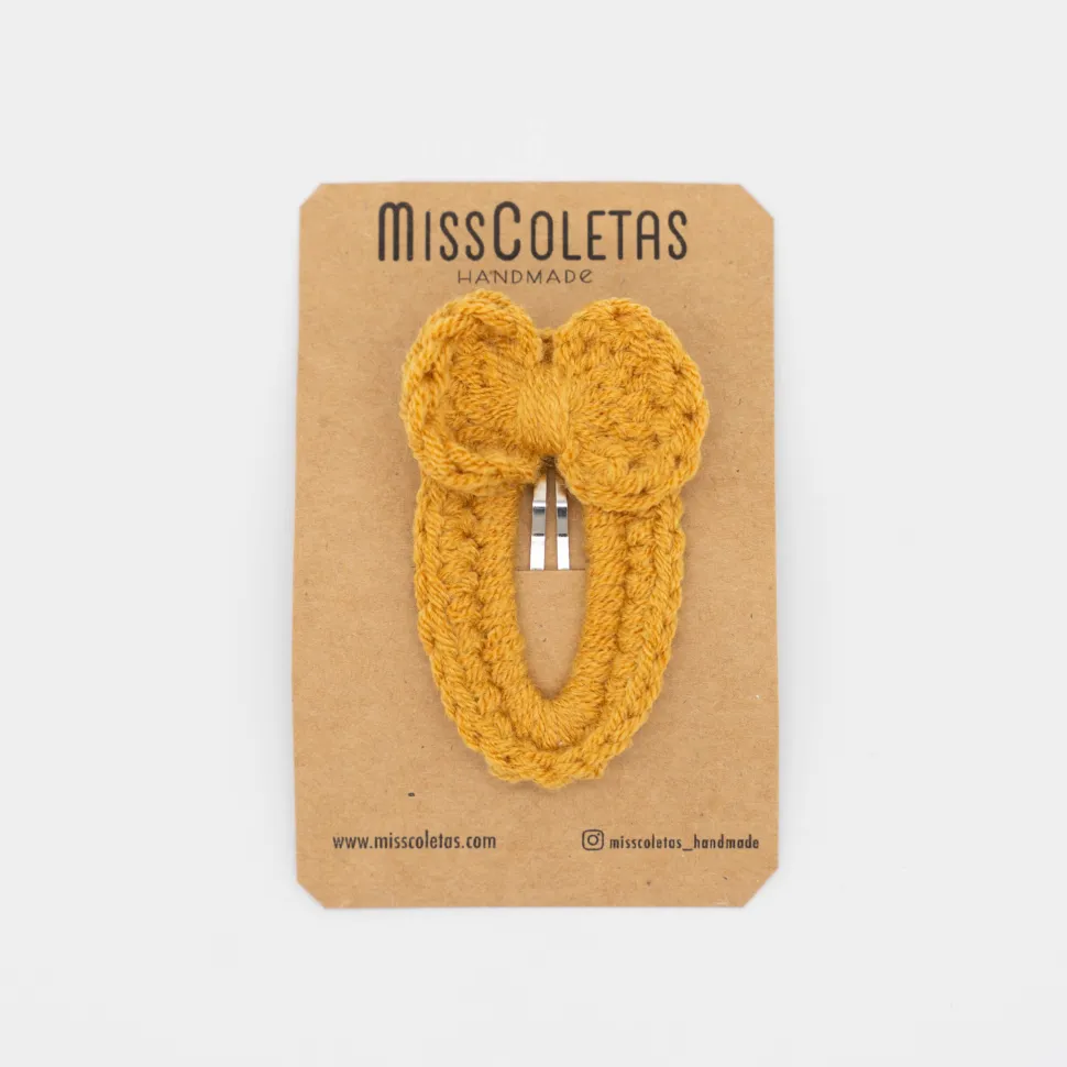 Clip forrado con lazo crochet amarillo ocre