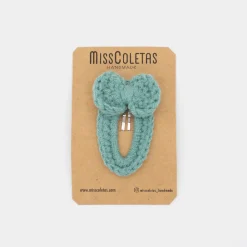 Clip forrado con lazo crochet turquesa