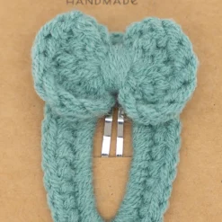 Clip forrado con lazo crochet turquesa