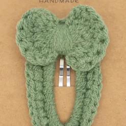 Clip forrado con lazo crochet verde