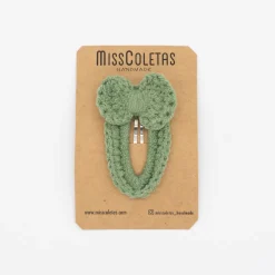 Clip forrado con lazo crochet verde