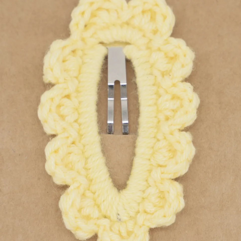 Clip forrado crochet amarillo