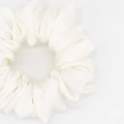 Coletero scrunchie satén blanco perla