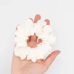 Coletero scrunchie satén blanco perla