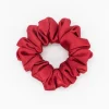 Coletero scrunchie satén rojo oscuro.