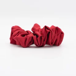 Coletero scrunchie satén rojo oscuro.