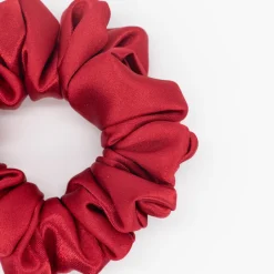 Coletero scrunchie satén rojo oscuro.