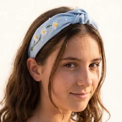 Diadema nudo lino azul celeste bordada a mano. PREMIUM