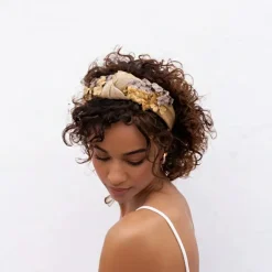 Diadema nudo sinamay dorado flores