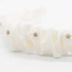 Diadema scrunchie blanca flores bordadas