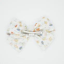 Lazo clásico blanco flores