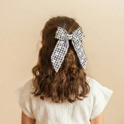 Lazo coquette vichy azul con bordado floral