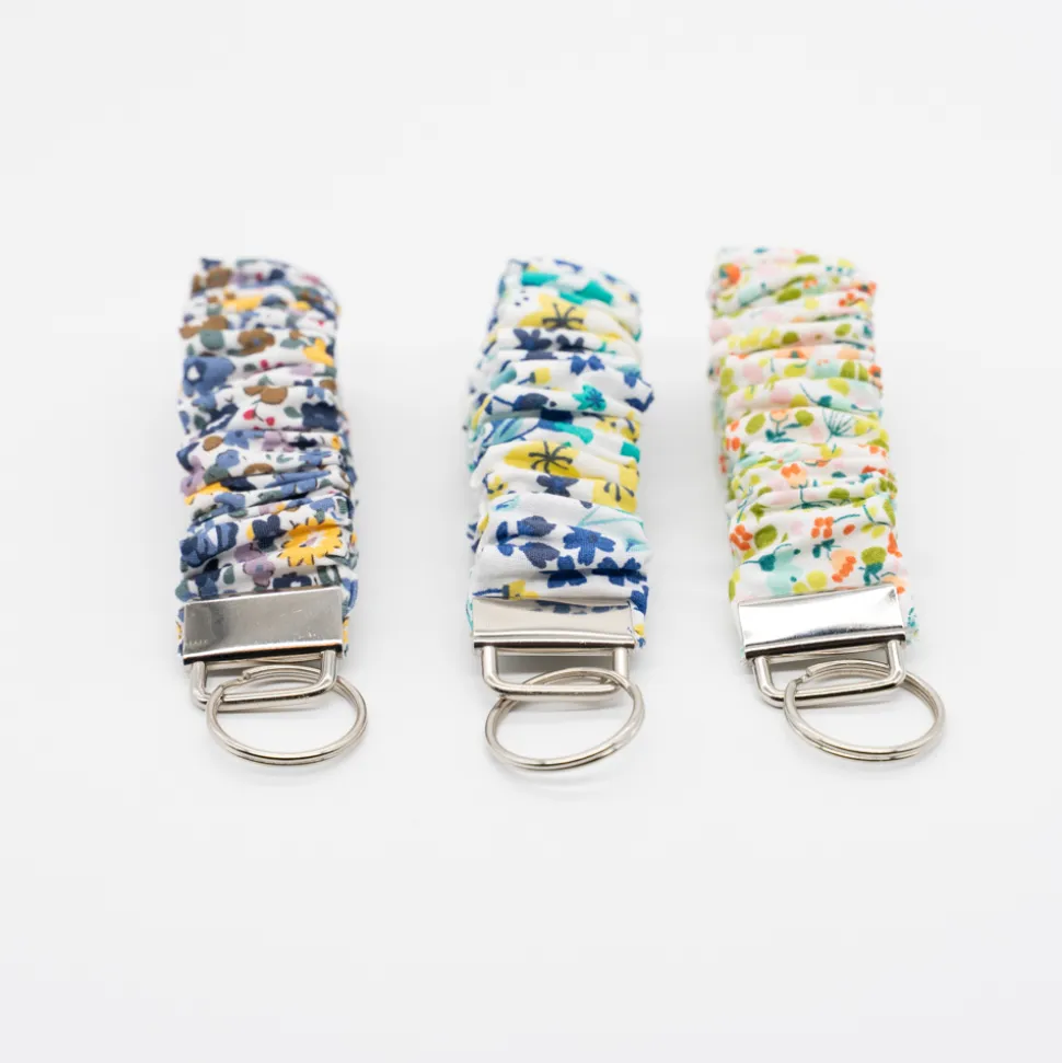Llavero pulsera scrunchie flores