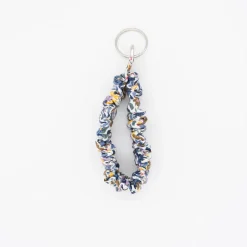 Llavero pulsera scrunchie flores