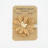Pinza flor beige tostado