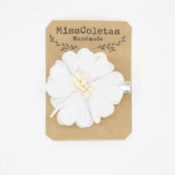 Pinza flor blanca
