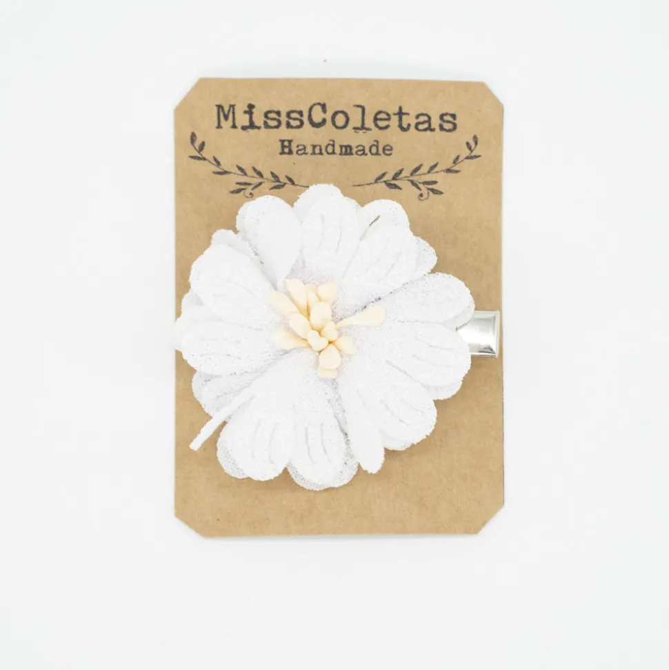Pinza flor blanca