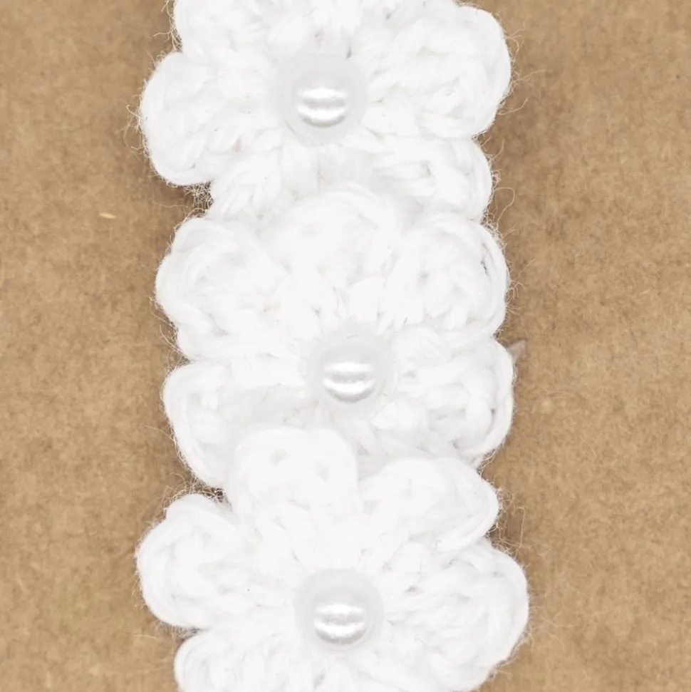 Pinza flor blanca crochet perlas