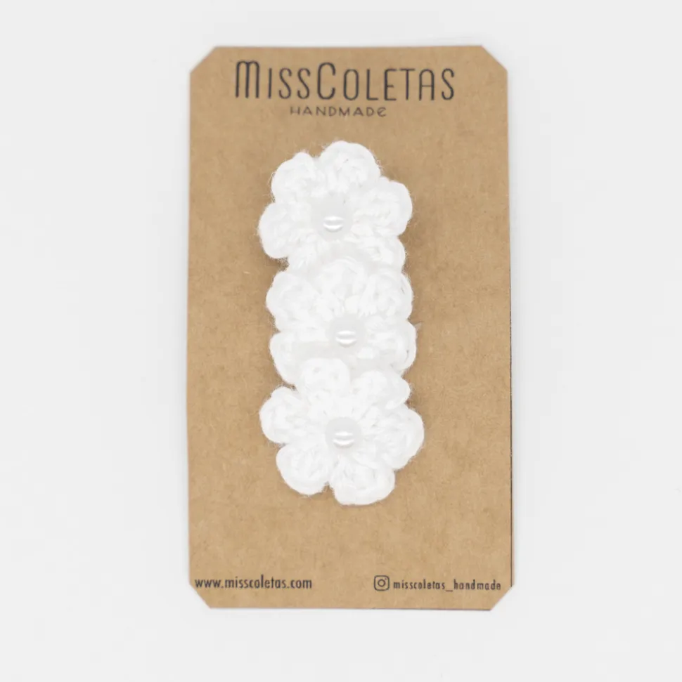 Pinza flor blanca crochet perlas