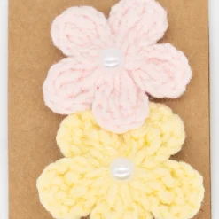 Pinza flor de crochet combinada con perla