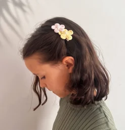 Pinza flor de crochet combinada con perla