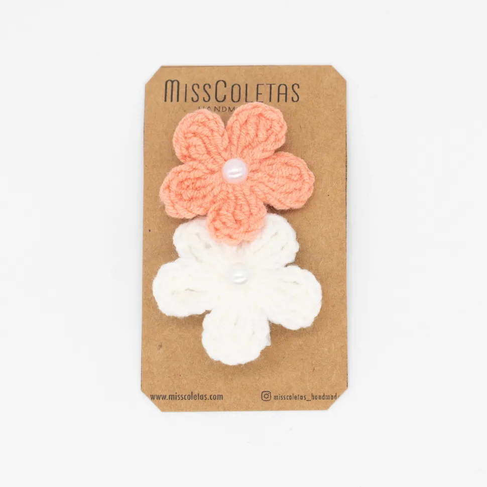 Pinza flor de crochet combinada coral con perla