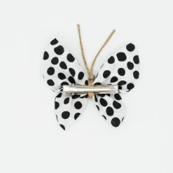 Pinza mariposa blanca topos negros