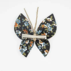 Pinza mariposa negra flores acuarela